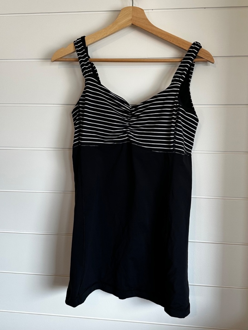 lululemon Scoop Neck Tank Luon Size 10 Parallel Stripe Black White Built-In Bra - Picture 2 of 7